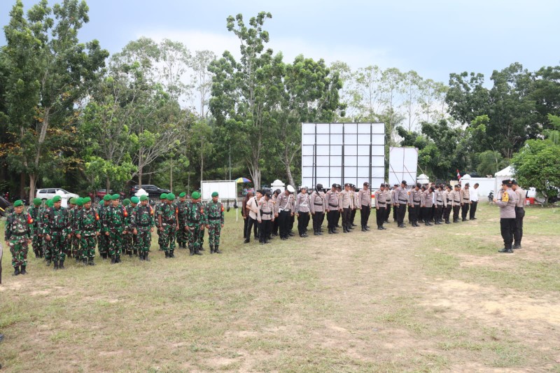 Kapolres AKBP Afrizal Asri pimpin apel gabungan pengamanan pengundian nomor urut Paslon Bupati dan Wabub Pelalawan (foto/Andy)